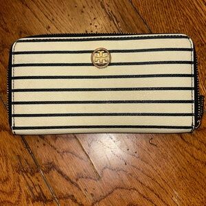 Tory Burch Robinson, navy fleet stripe printed Continental zip around wallet 8x4